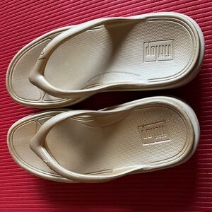 Brand new w/o tags gold metallic fitflop sandals sz 8